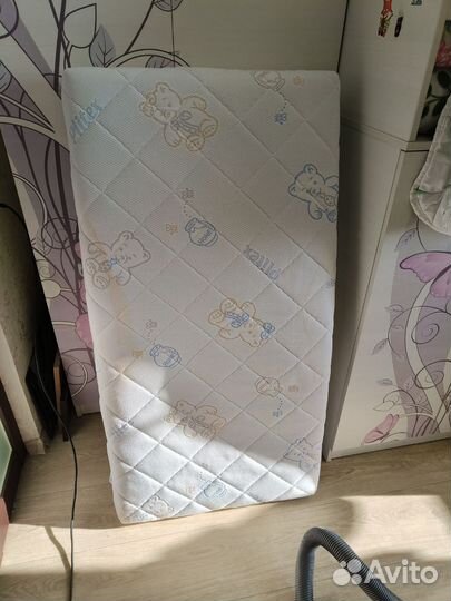 Детская кроватка с матрасом и бортиками