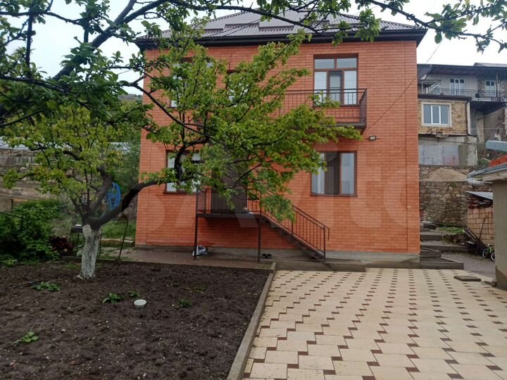 Дом 180 м² на участке 4 сот.