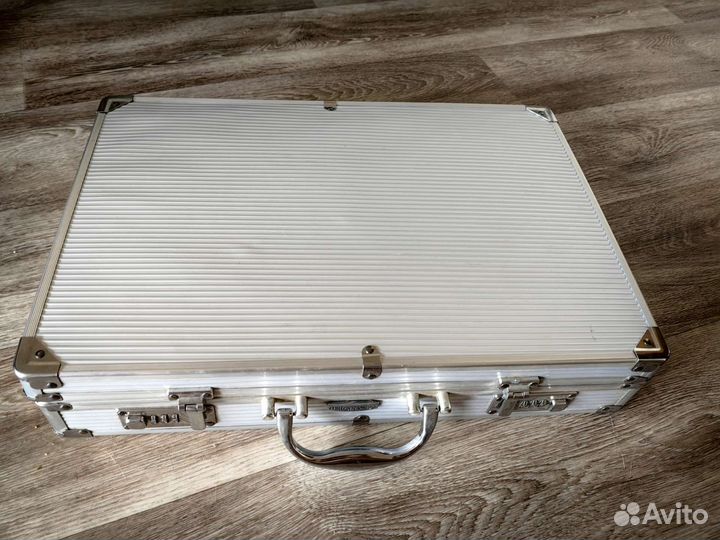 Дипломат со столовыми приборами (ножи, ложки и пр)