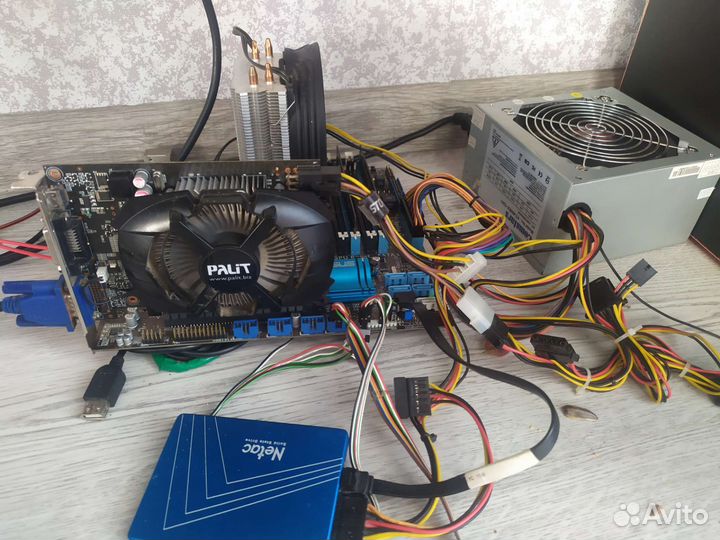 Игровой компьютер с монитором и клавиатурой