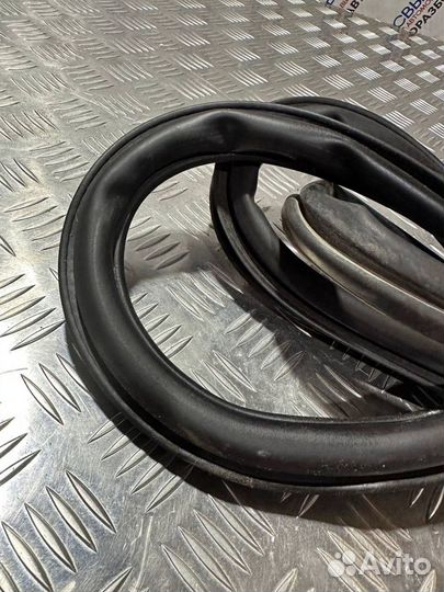 Уплотнительная резинка Volkswagen Polo 5