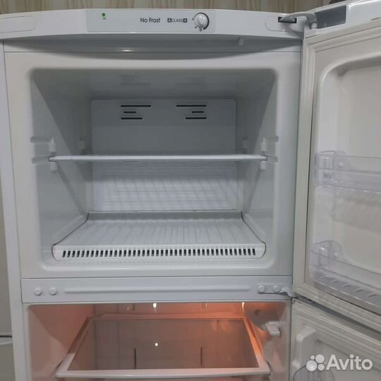 Холодильник системой no frost в идеальном состоя