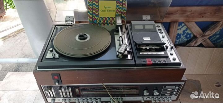Проигрыватель винила. Пластинок