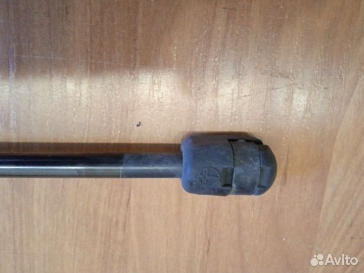 Амортизатор двери багажника Volkswagen Polo