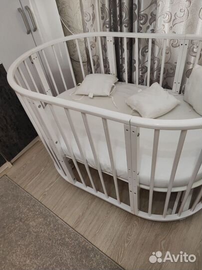 Детская кроватка с маятником