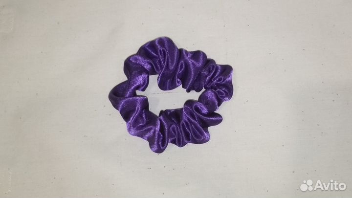 Фиолетова объёмная атласная резинка для волос