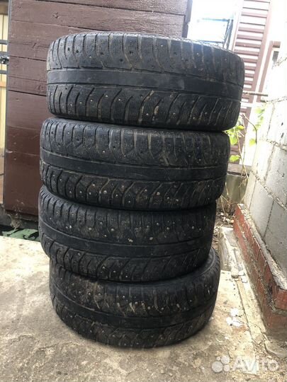 Bridgestone Ice Cruiser 7000 215/55 R16 93T