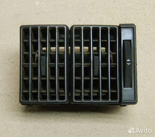 Дефлектор торпедо правый Audi 80 B3