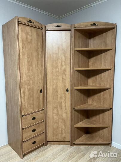 Угловой шкаф