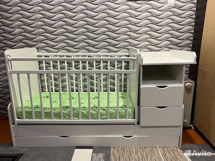 Детская кроватка с маятником