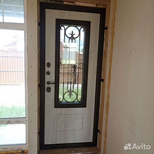 Дверь в частный дом с терморазрывом