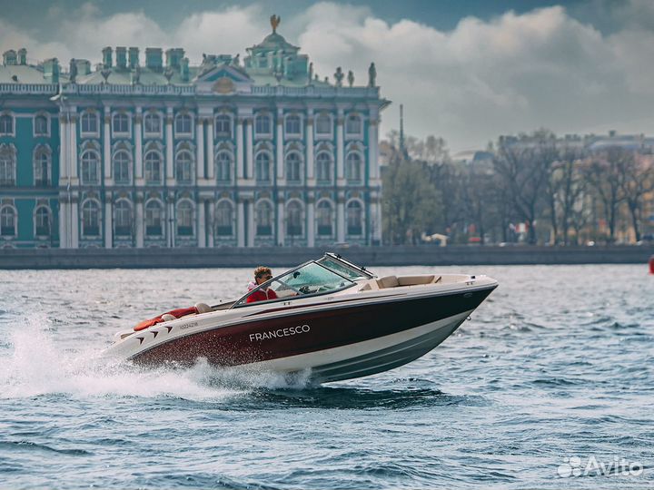 Аренда катера для прогулок по Неве