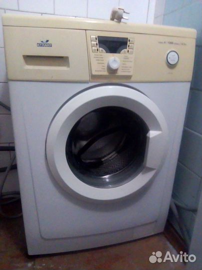 Продам стиральную машину стирает выжимает