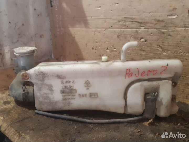 Бачок омывателя Mitsubishi Pajero