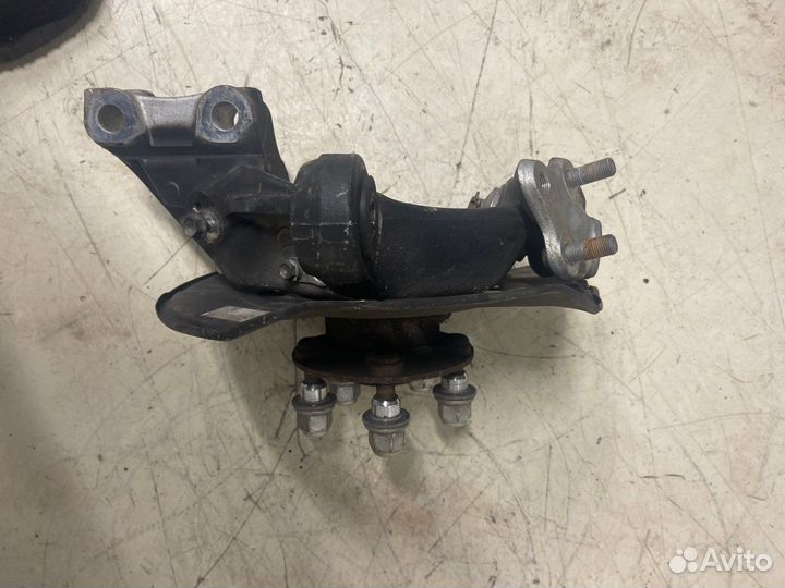 Ступица передняя левая Toyota Prius ZVW30 2ZR-FXE