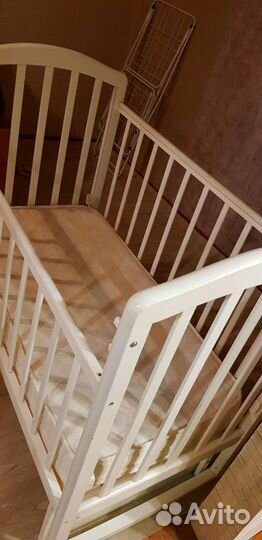 Детская кроватка с маятником