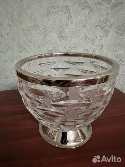 Вазы хрустальные большие. Лебеди