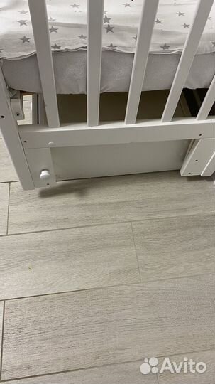 Детская кроватка с маятником и ящиком