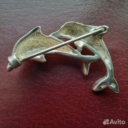 Брошь дельфины