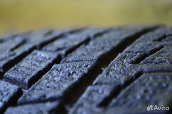 Bridgestone Blizzak Revo1 235/40 R18