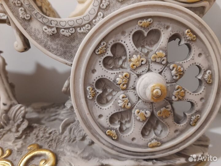 Статуэтка фарфоровая - экипаж с каретой