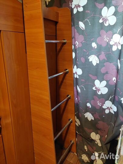 Уголок школьника с кроватью и столом