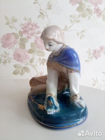 Фарфоровая статуэтка 