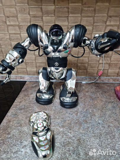 Игрушка робот с пультом
