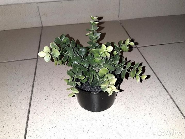 Искусственные цветы в горшках