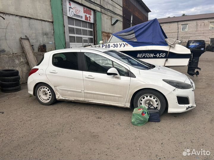 Peugeot 308 1.6 МТ, 2012, битый, 220 000 км