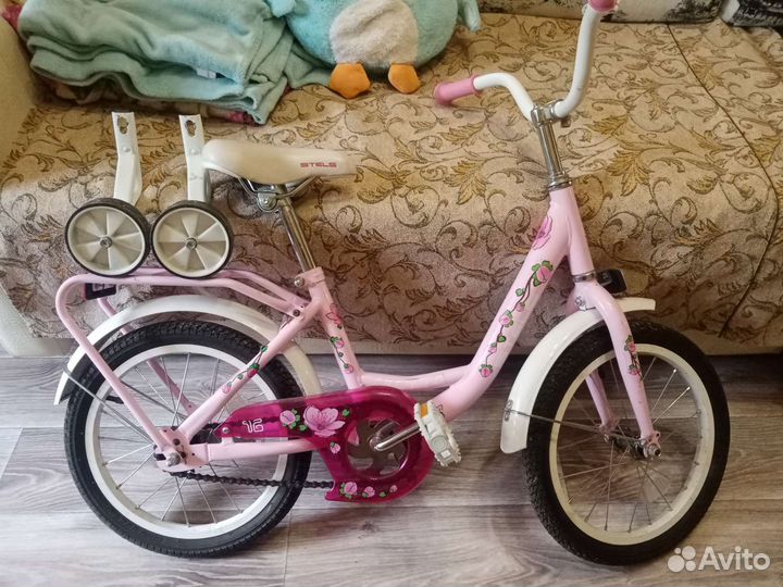 Детский велосипед с дополнительными колёсами