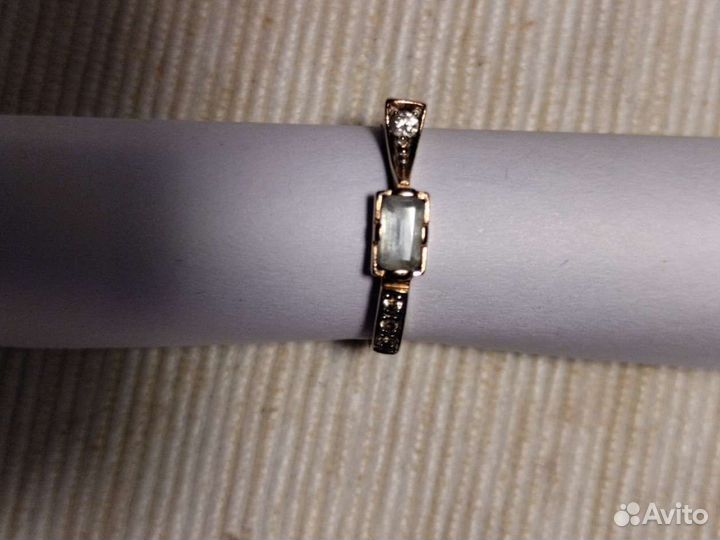 Золотое кольцо с топазом и фианитами 585