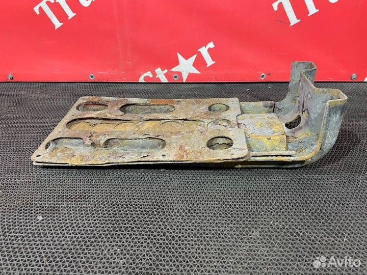 Кронштейн крыла переднего