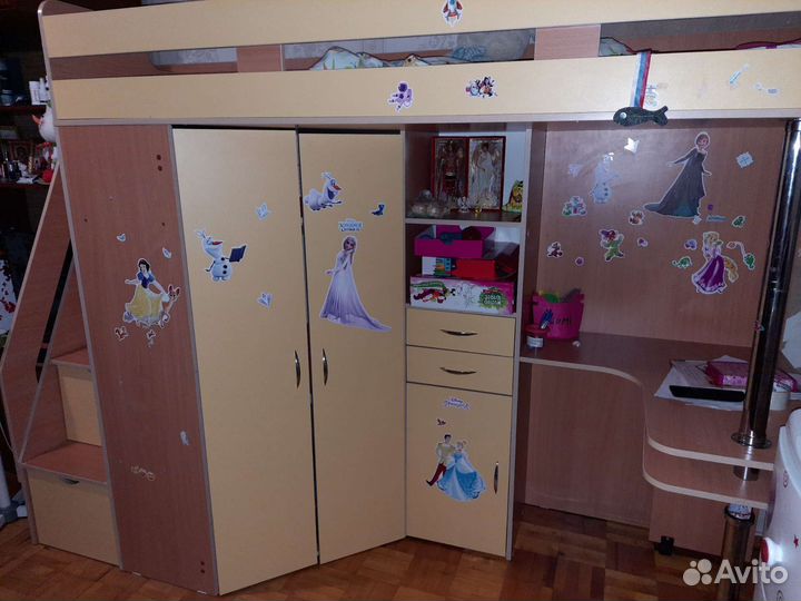Детская кровать чердак со столом и шкафом