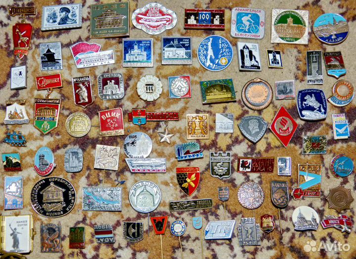 Много туристических значков - гербы городов СССР