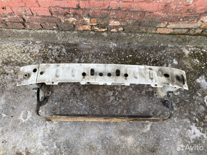 Усилитель переднего бампера Ford Focus 2 белый