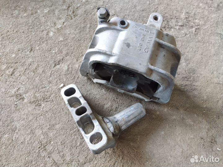 Правая подушка двс опора VAG