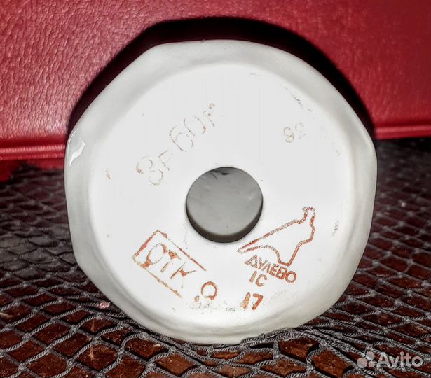 Статуэтка фарфоровая Девушка в кокошнике с голубем