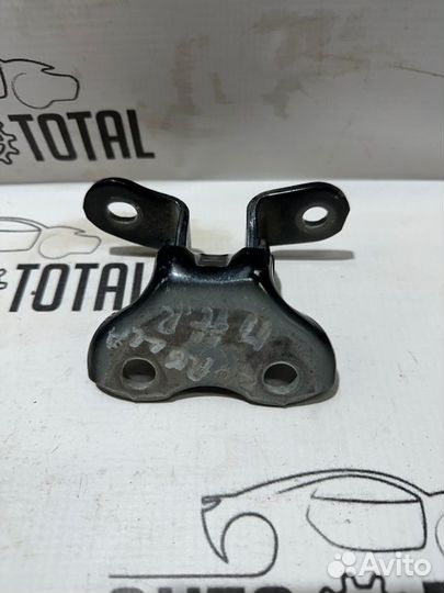 Петля двери нижняя передняя правая Toyota Corolla