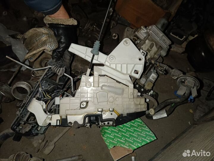 Замок двери задний левый Мерседес В221