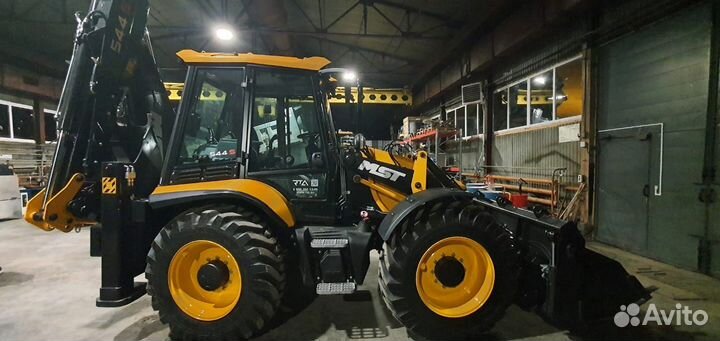 Опытный водитель экскаватора погрузчика