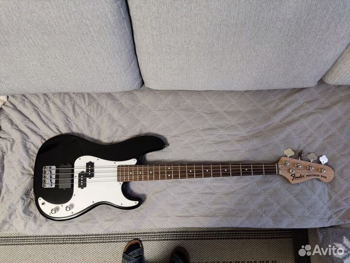 Бас гитара fender precision
