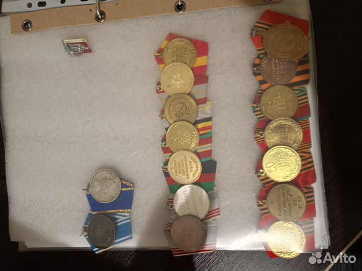 Коллекция значков знаков и медалей,а также погоны