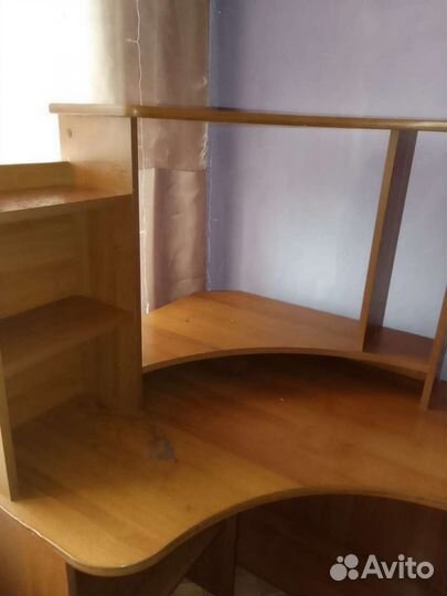 Угловой письменный стол с полками бу