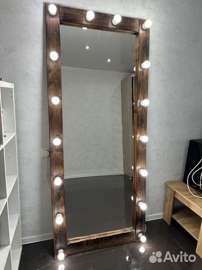 Зеркало напольное с лампами