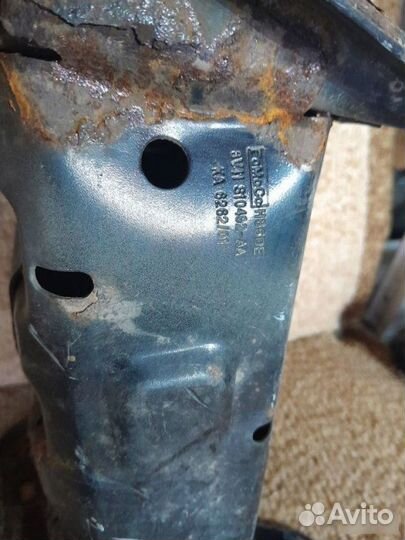 Усилитель бампера передний Ford Focus