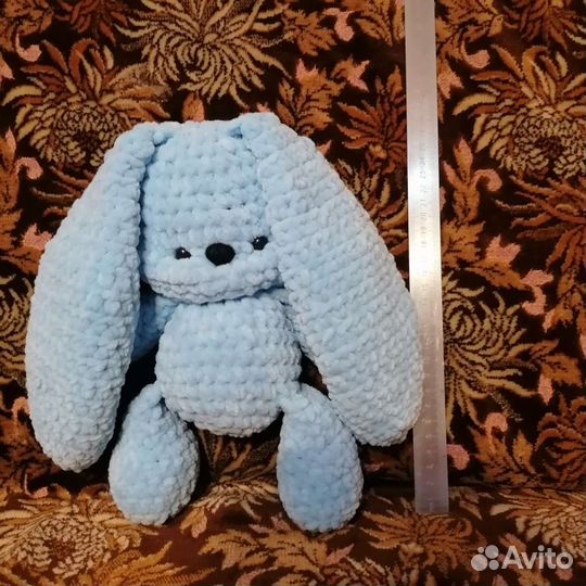 Плюшевый заяц вязаный