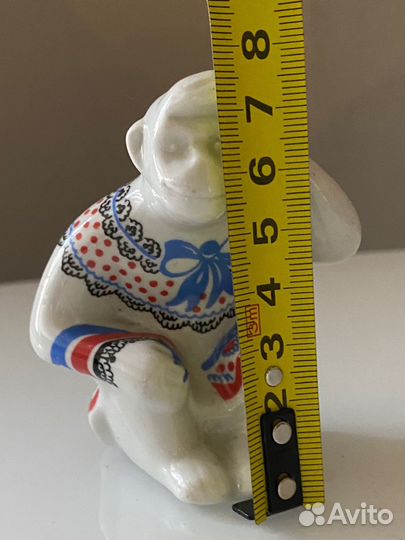 Фарфоровая статуэтка 
