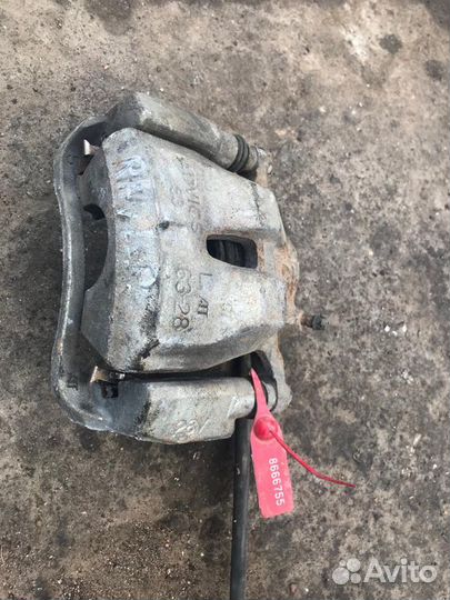 Суппорт тормозной передний левый Toyota RAV4, III