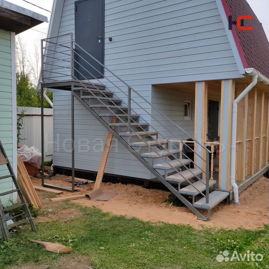 Приставное крыльцо металлическое